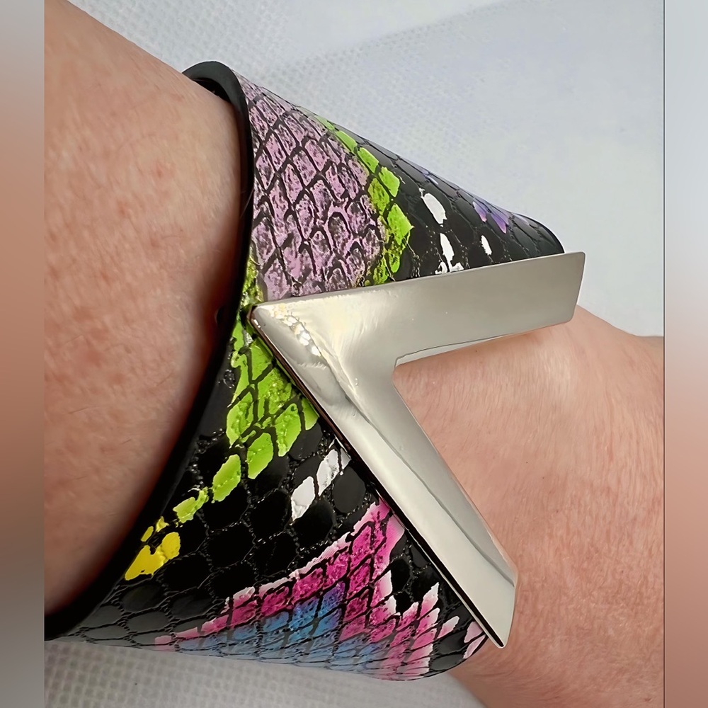 LAST 1! Fashion Silver V Leopard Multicolor Snap Closure Cuff - Picture 2 of 5